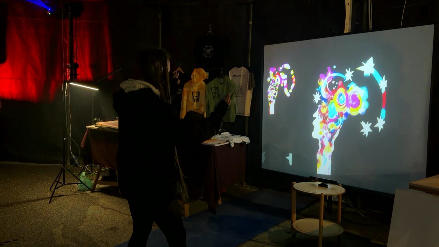 Persona disegna col corpo nello spazio
